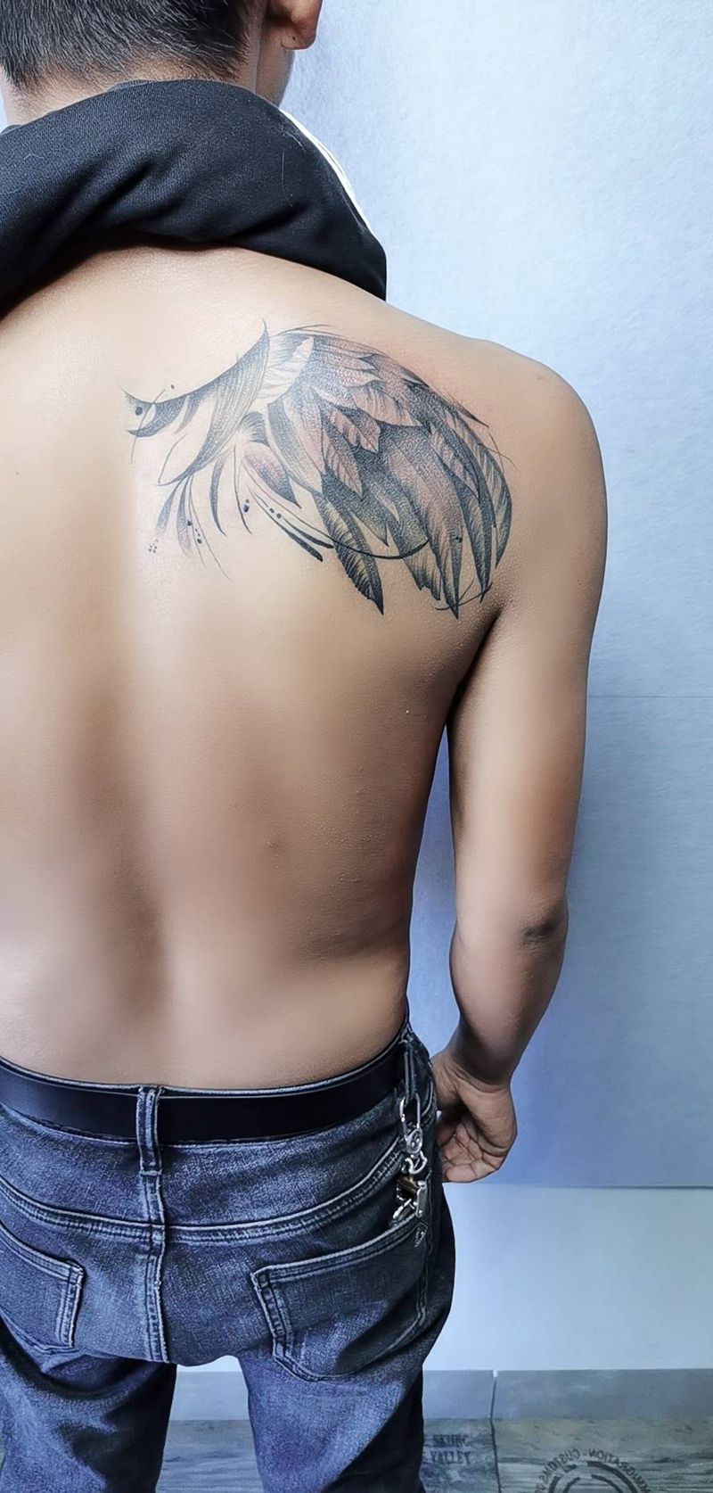 翅膀纹身图片_背部点刺纹身图案