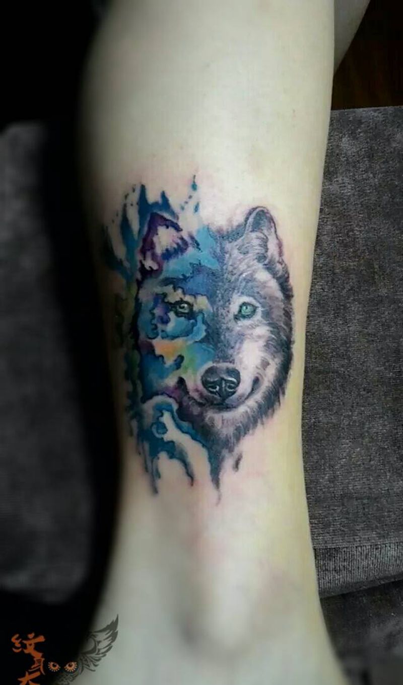 孤独的狼纹身图片_腿部欧美动物纹身图案