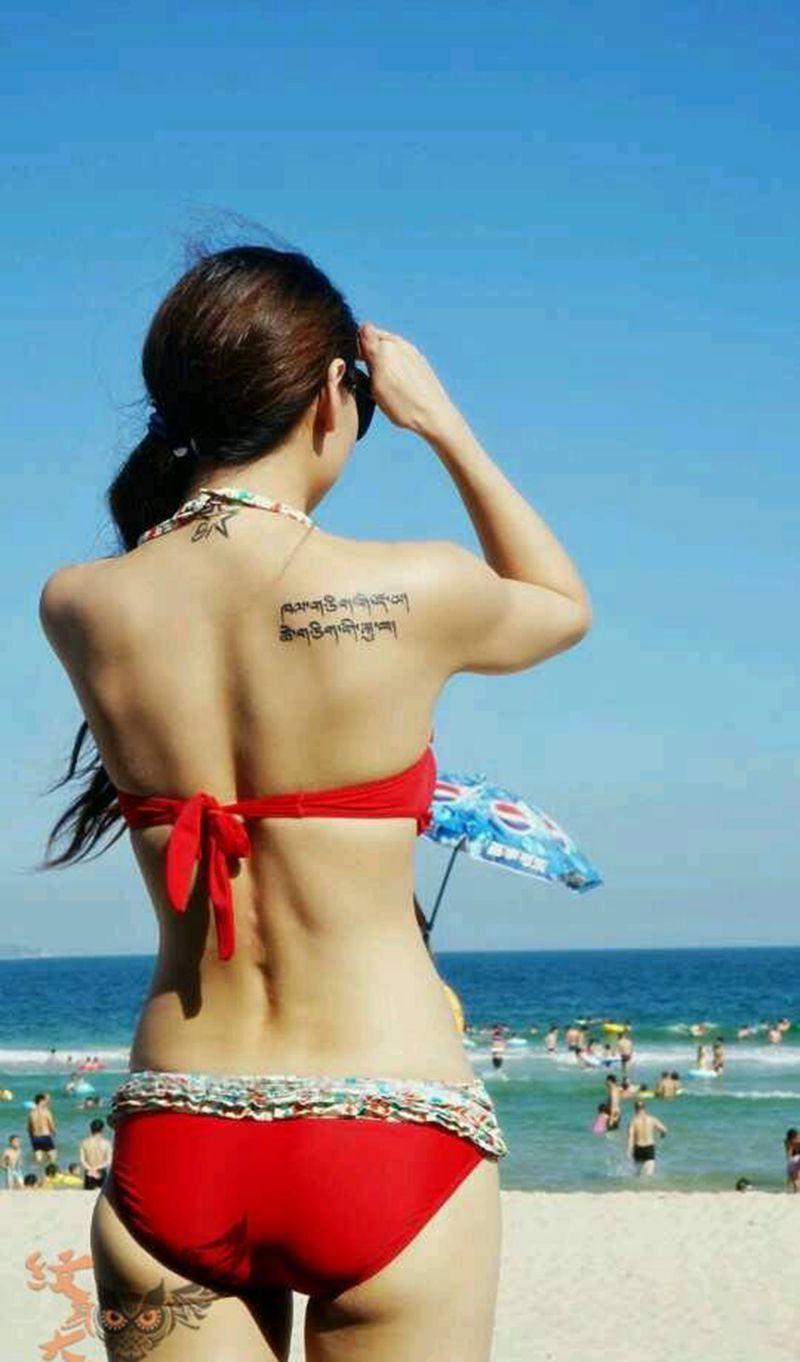 梵文纹身,身材是重点纹身图片_背部清新字符纹身图案