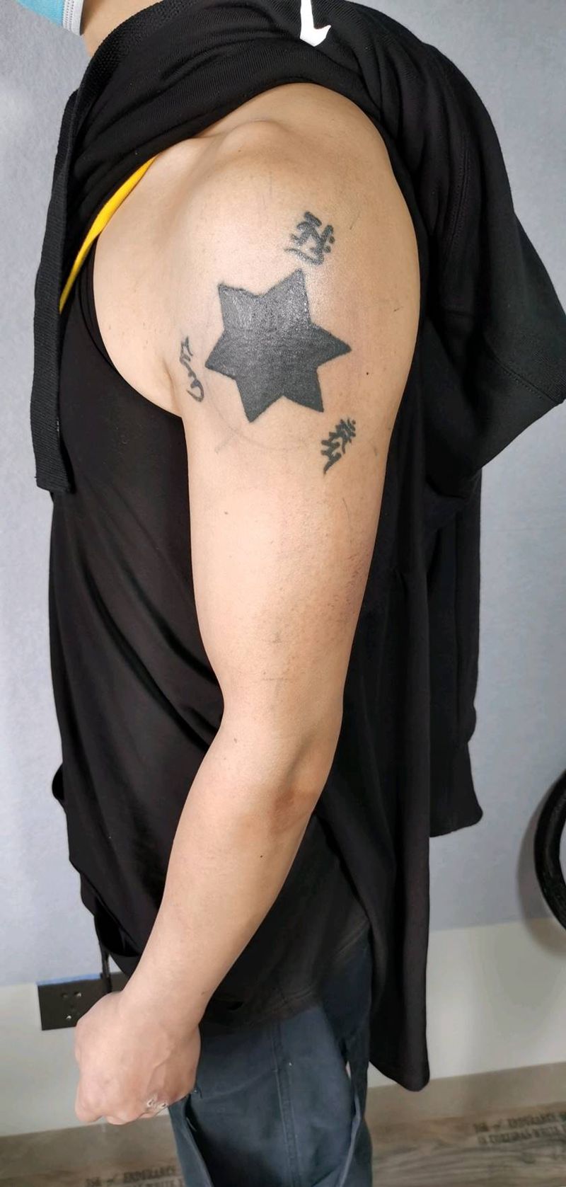 盖中盖  加臂环纹身图片_手臂图腾点刺纹身图案