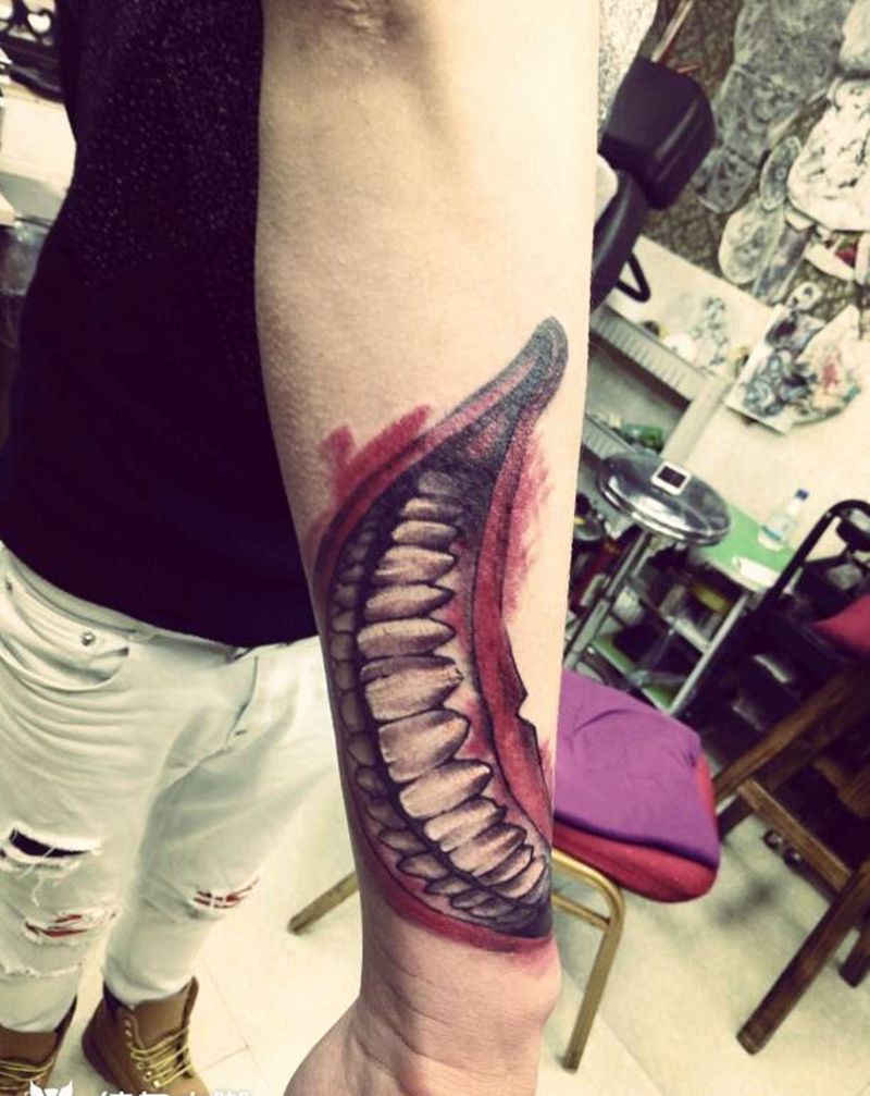 小丑小臂同款嘴巴纹身图片_手臂手部欧美人物成品纹身图案