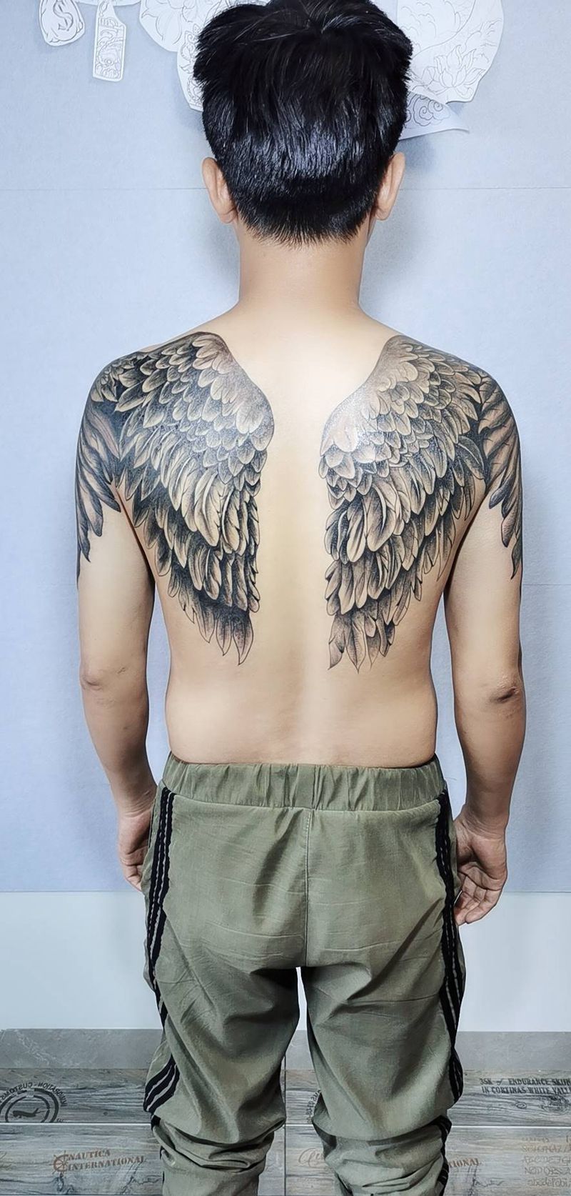 翅膀纹身图片_背部纹身图案