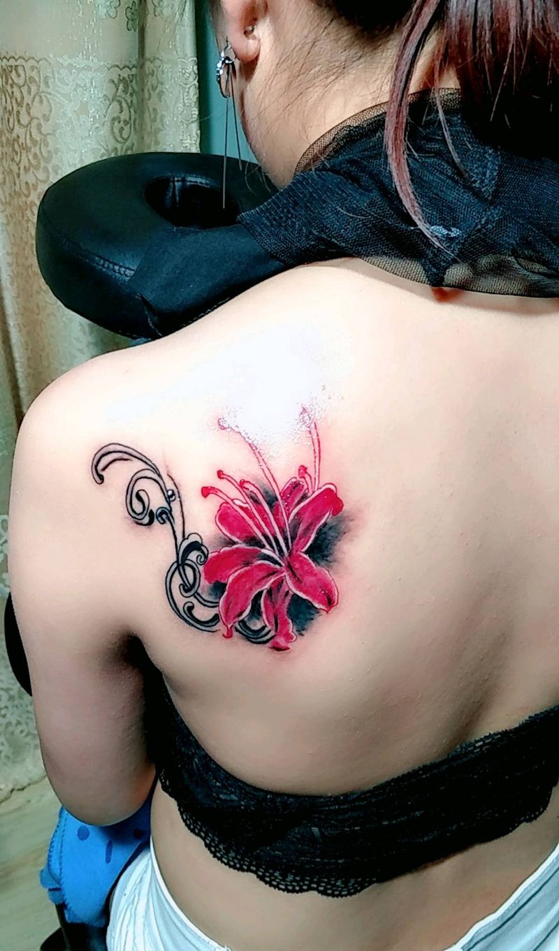 彼岸花纹身图片_肩部习俗植物成品纹身图案