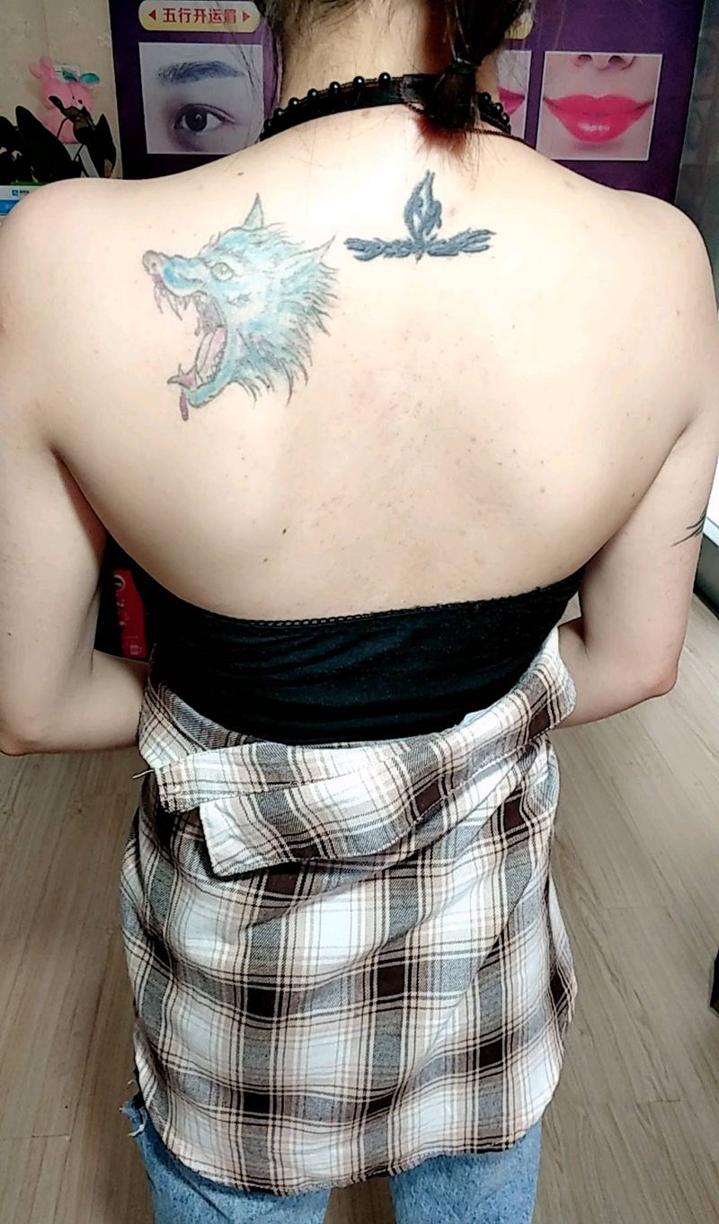 遮盖纹身图片_背部水彩纹身图案