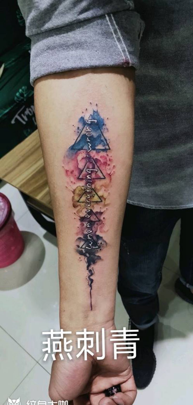 字母设计以及上身效果纹身图片_手臂水彩几何纹身图案