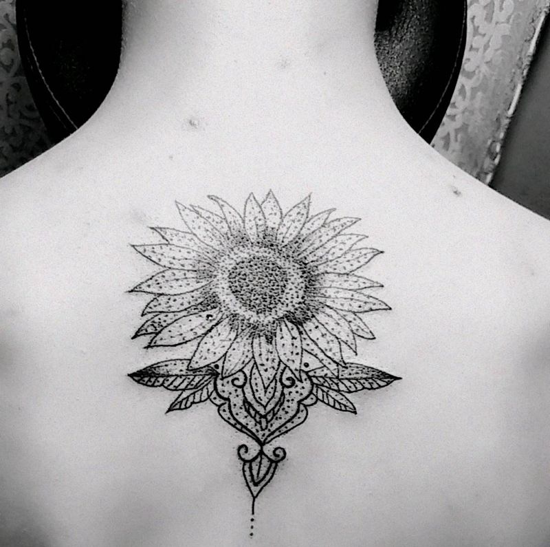 向日葵纹身图片_背部习俗植物成品纹身图案