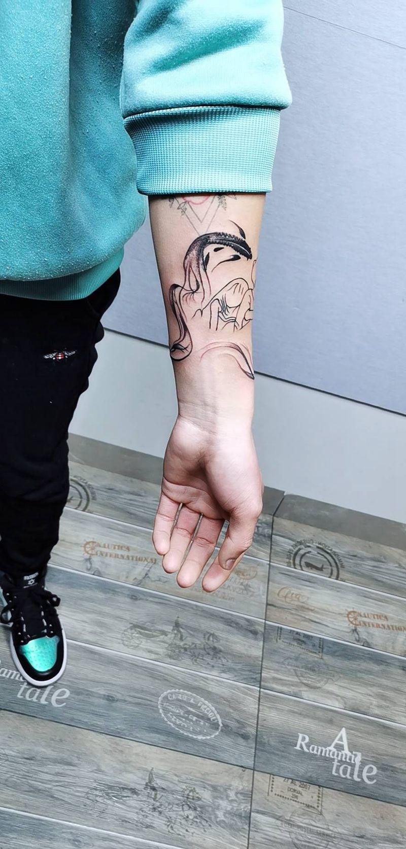 臂坏   小鱼纹身图片_手臂几何纹身图案