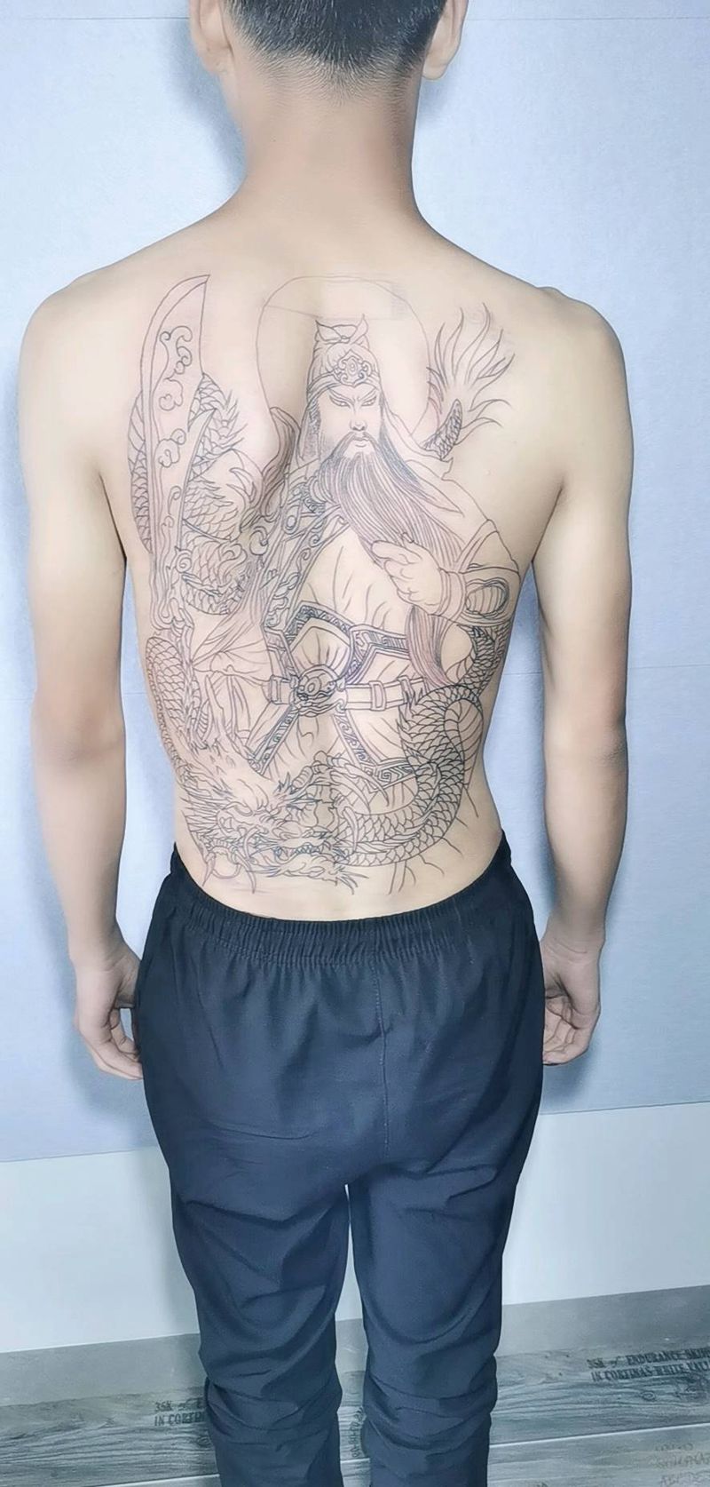 关公 线条纹身图片_背部纹身图案