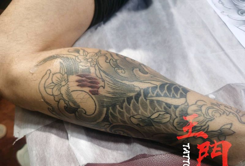 锦鲤纹身图片_腿部新传统纹身图案