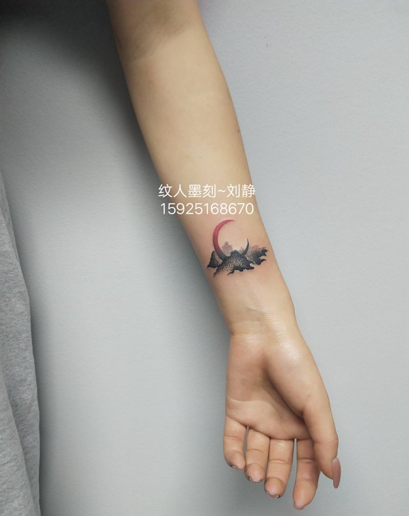山纹身图片_手臂点刺纹身图案