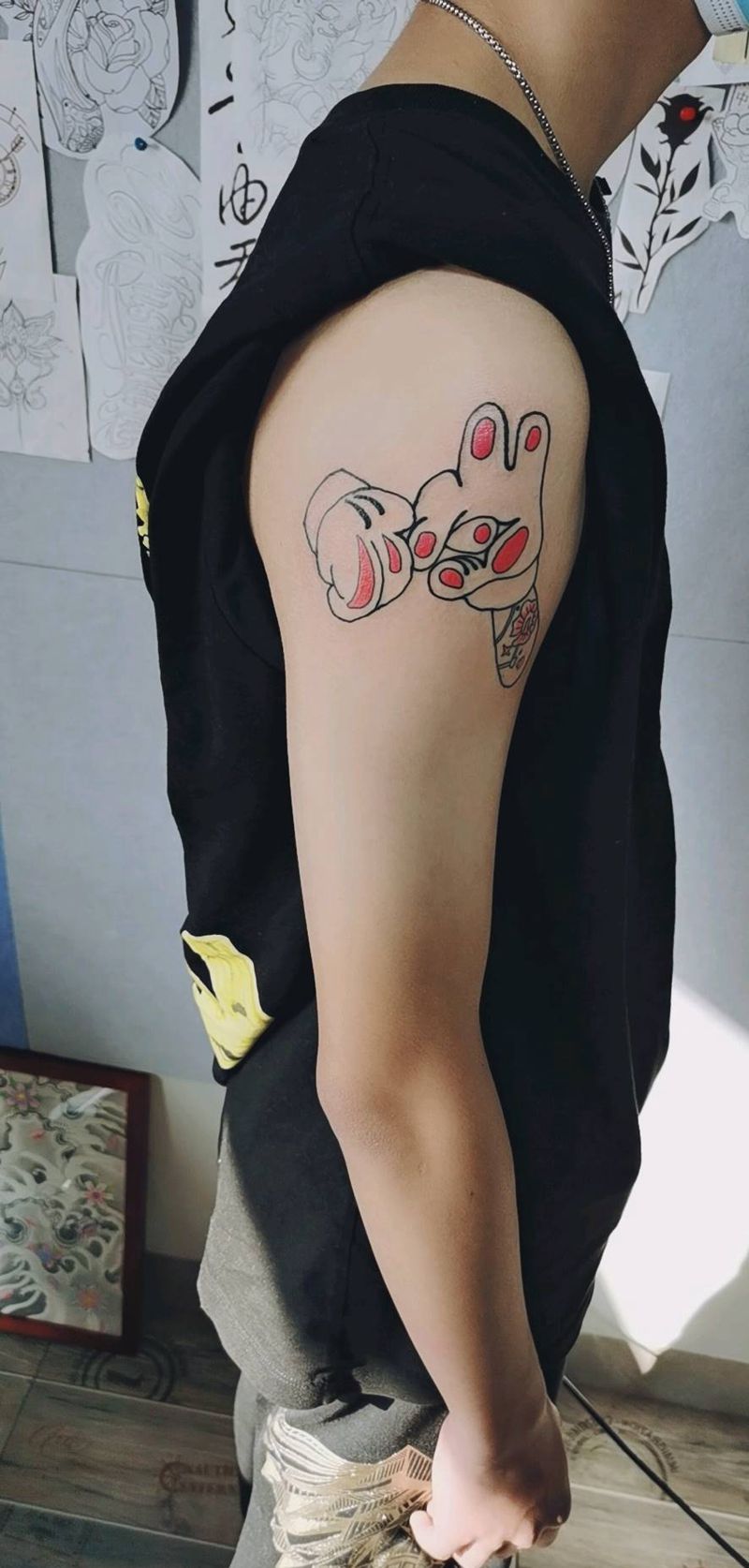 可爱  手势纹身图片_手臂点刺纹身图案