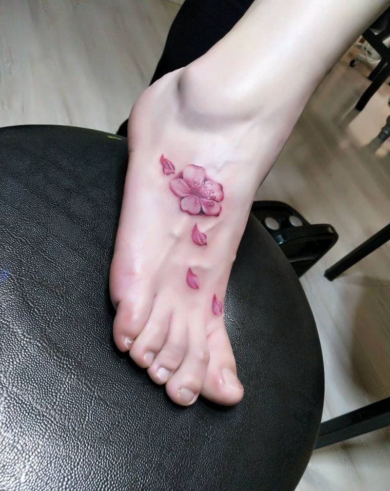 梅花纹身图片_脚部传统清新植物昆明云南纹人墨刻成品纹身图案