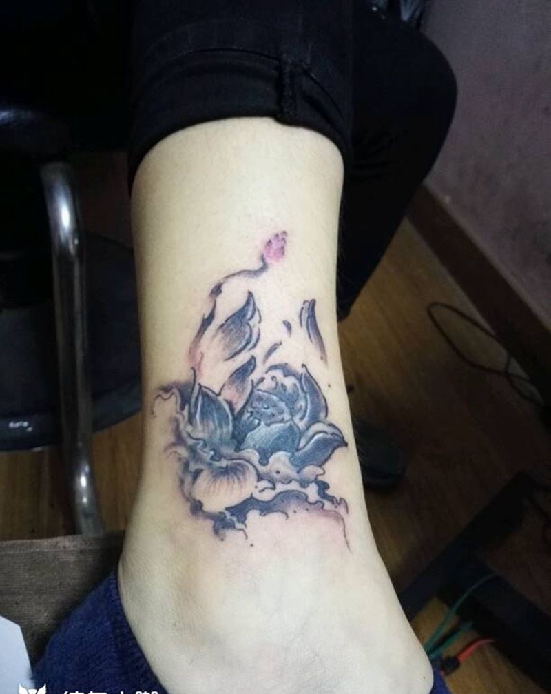 莲花纹身图片_脚部国画植物成品纹身图案