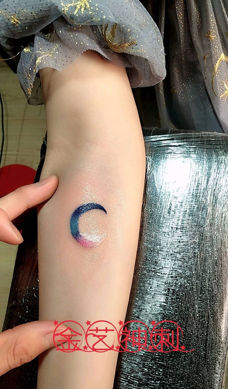 十七岁  生日礼物  彩月亮纹身图片_手臂清新原创成品纹身图案