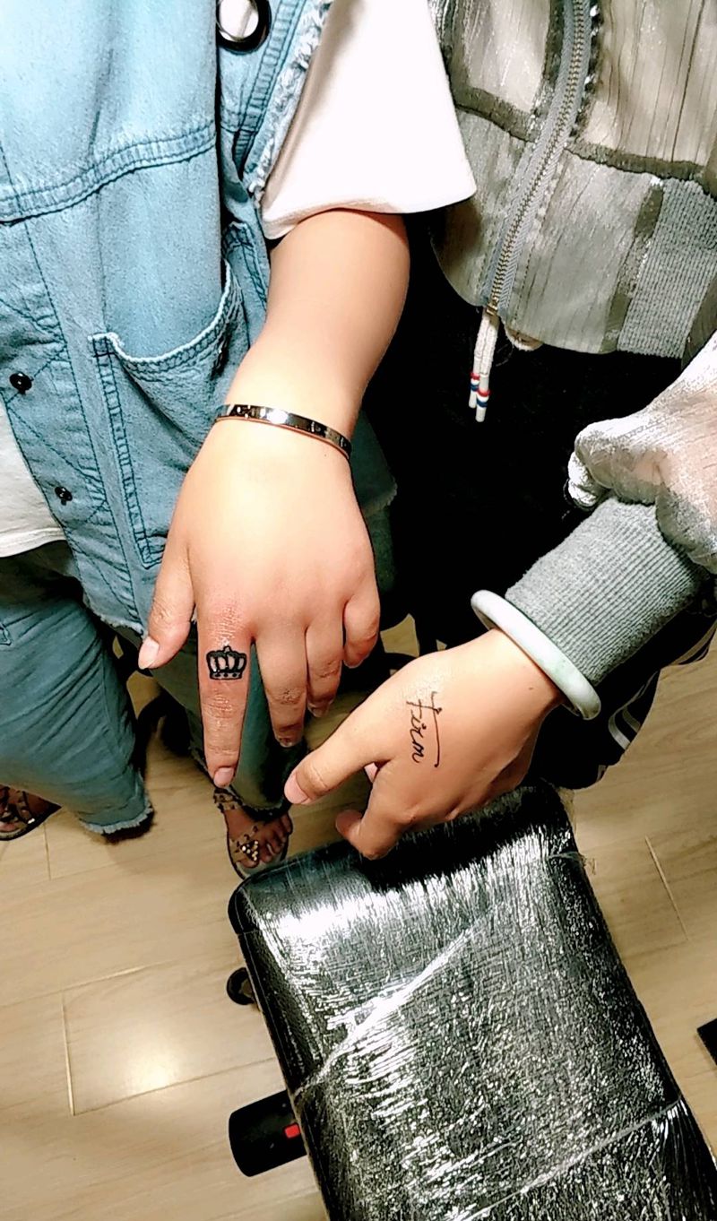 闺蜜 纹身纹身图片_手部清新字符原创成品纹身图案