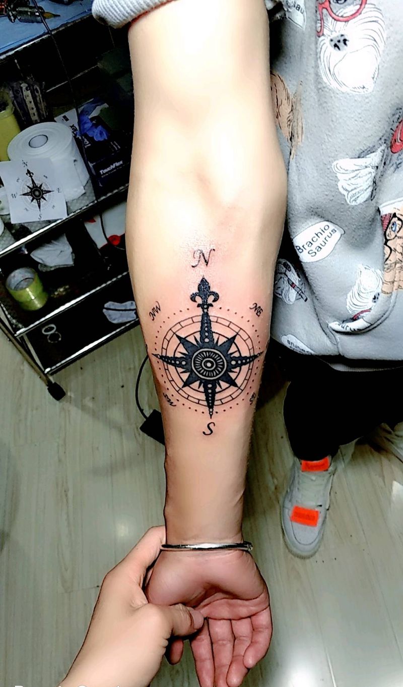 指南针纹身图片_手臂图腾几何纹身图案