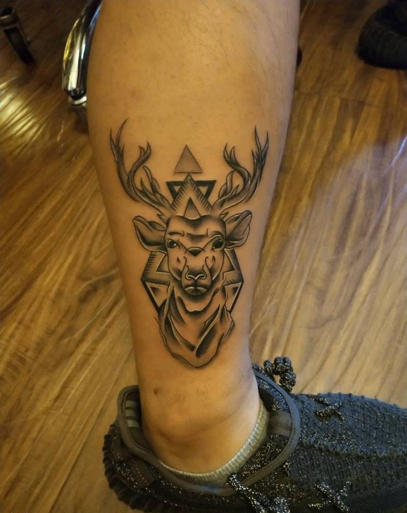 麋鹿纹身图片_腿部欧美写实纹身图案