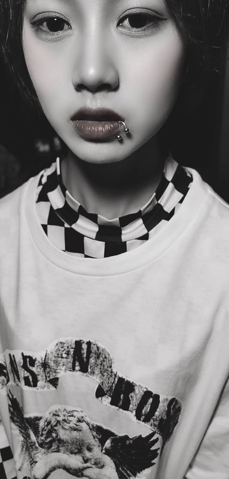 唇钉纹身图片_颈部纹身图案