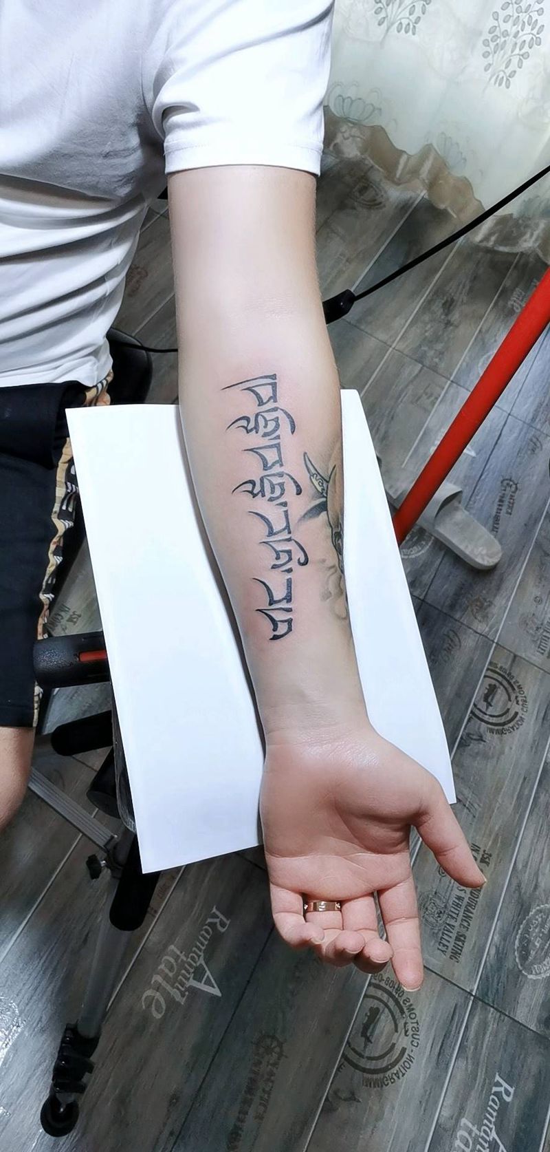 藏文纹身图片_手臂点刺纹身图案