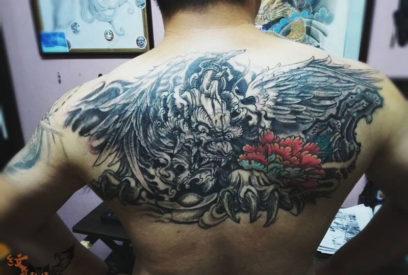 遮盖旧图纹身图片_背部传统动物纹身图案