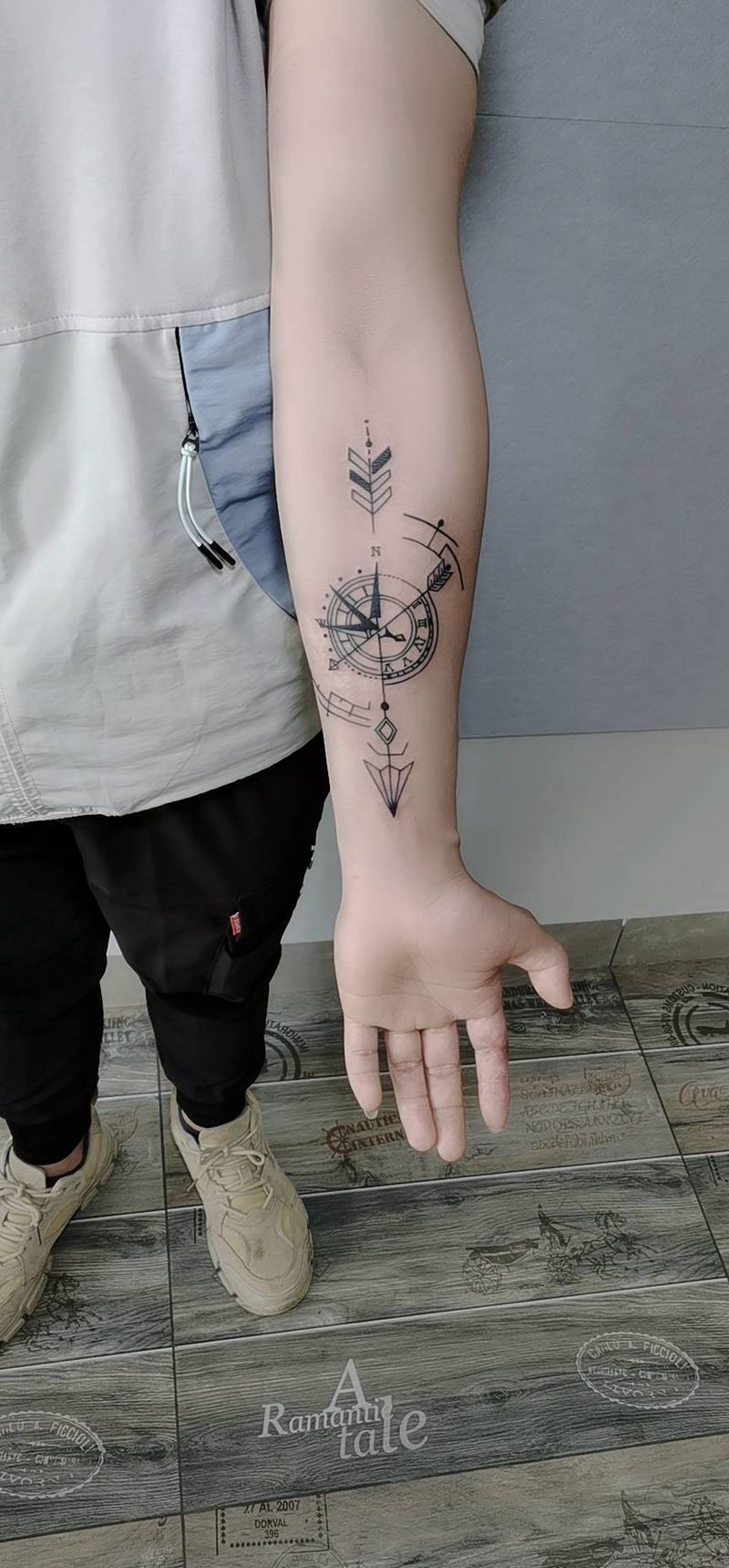 指南针纹身图片_手臂几何纹身图案