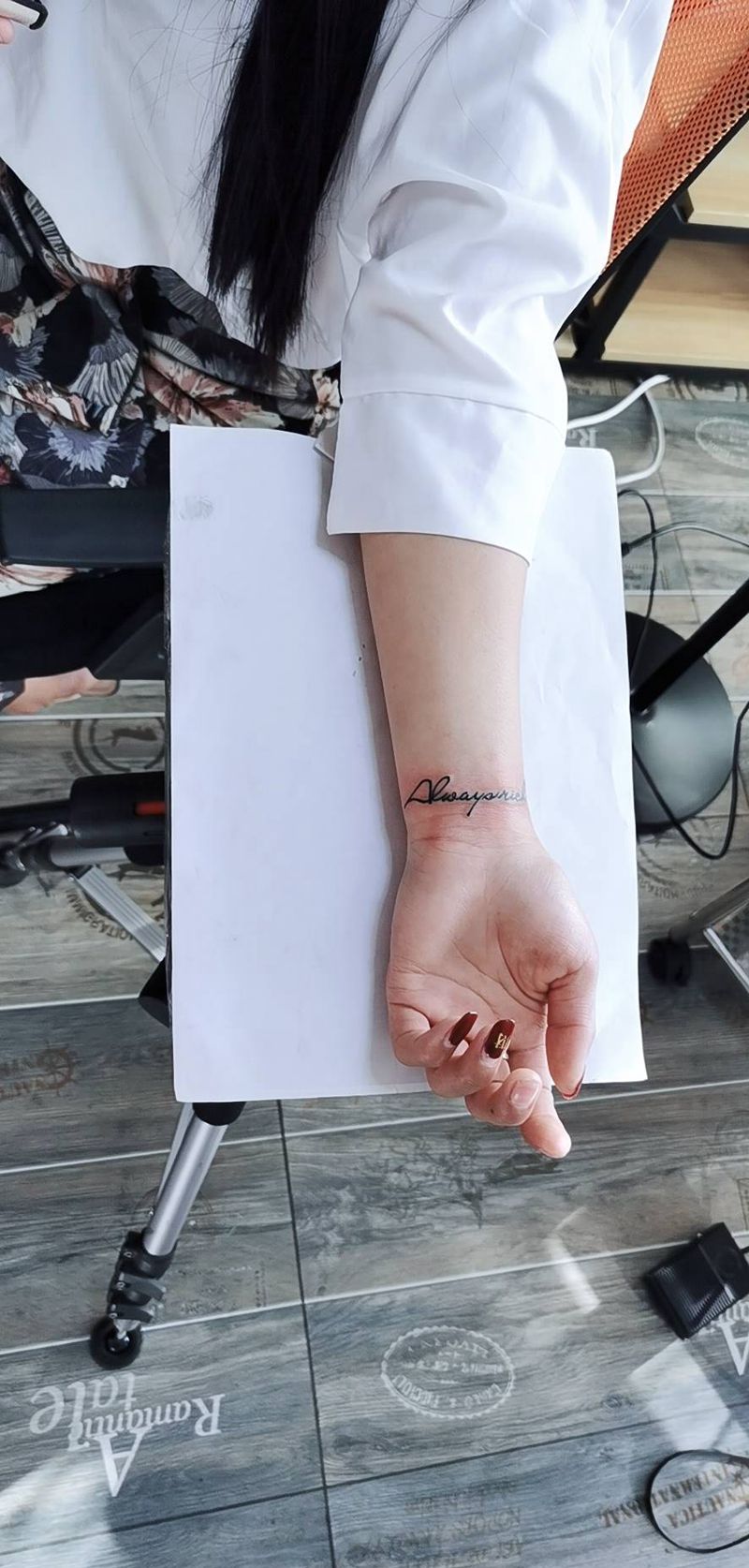 小英文字母纹身图片_手部花体字纹身图案