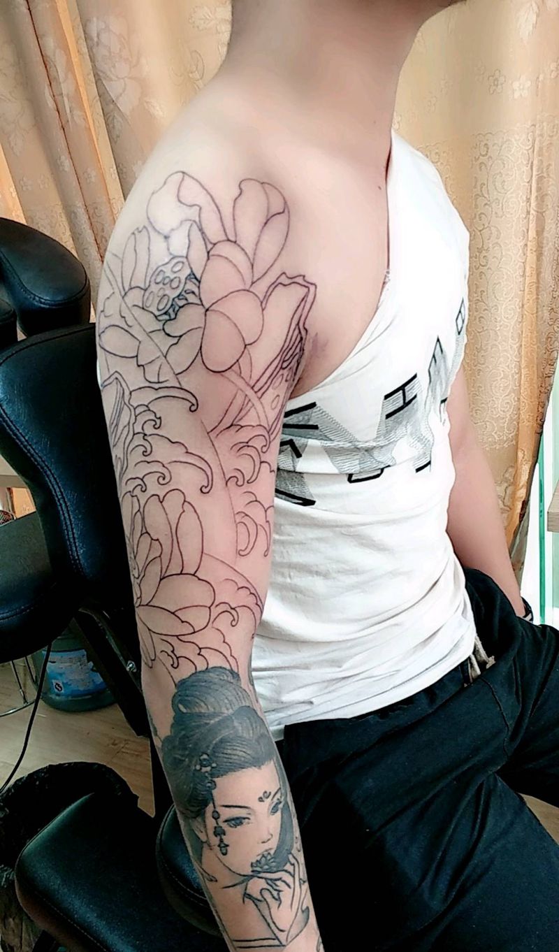 大臂 荷花 未完成纹身图片_手臂新传统纹身图案