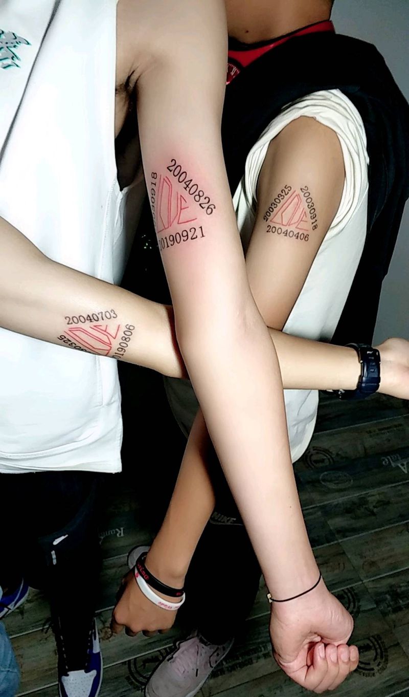 三兄弟纹身图片_手臂花体字纹身图案