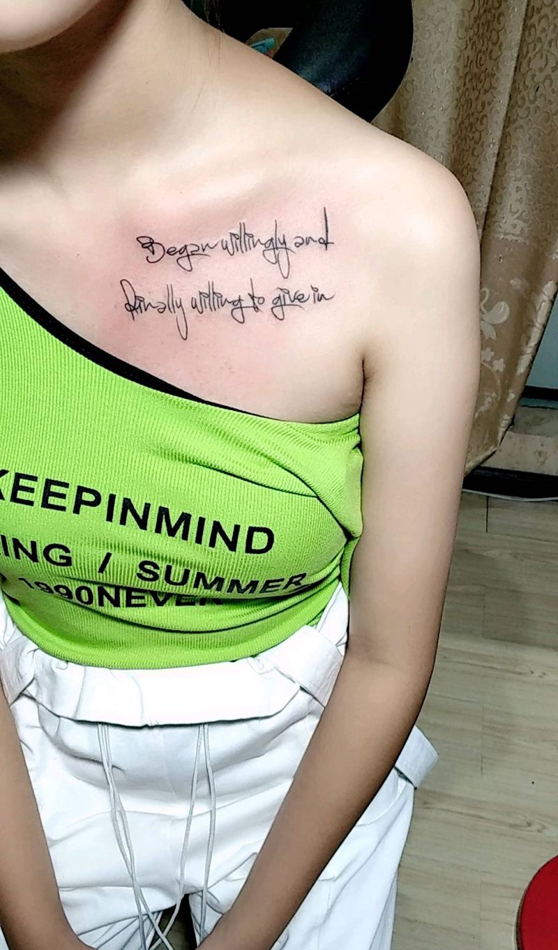 锁骨英文纹身图片_胸部花体字点刺纹身图案