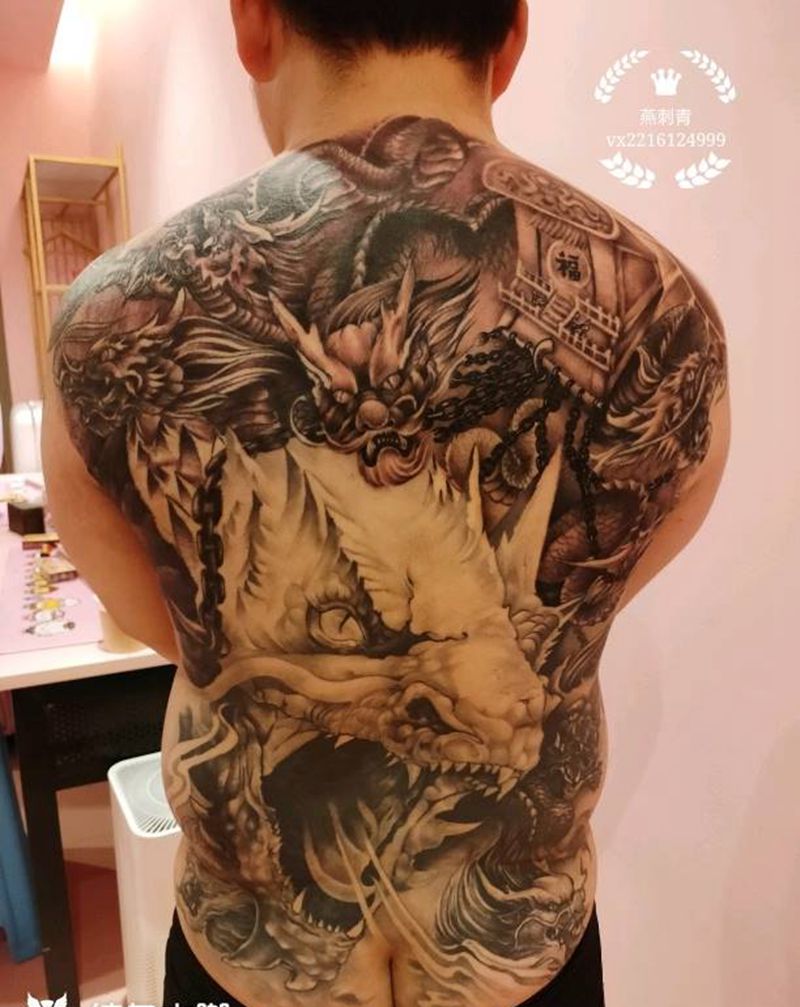 九龙拉棺满背纹身图片_背部新传统龙纹身图案