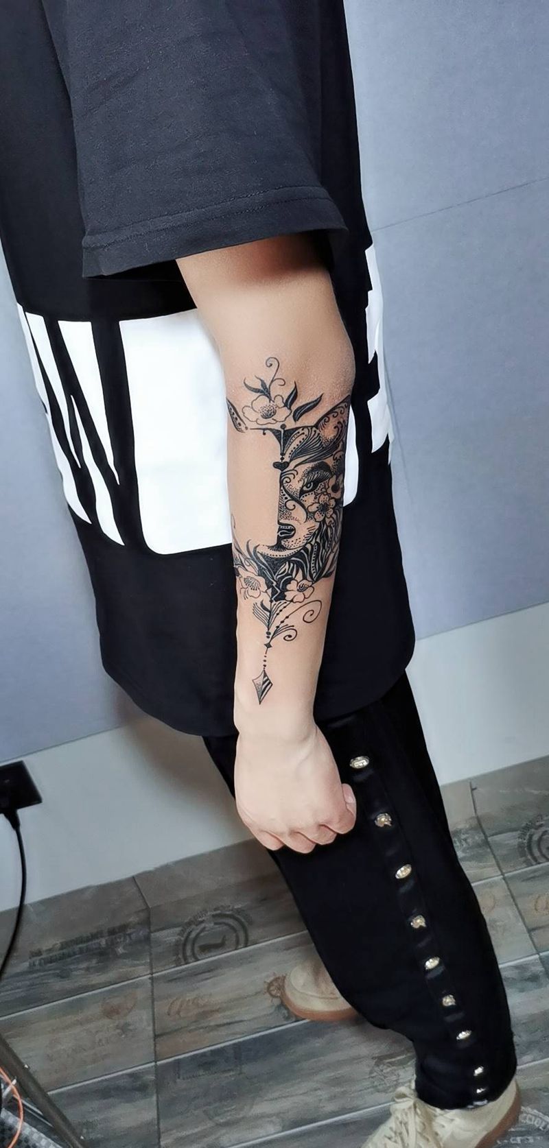 个性  狼头纹身图片_手臂几何点刺纹身图案