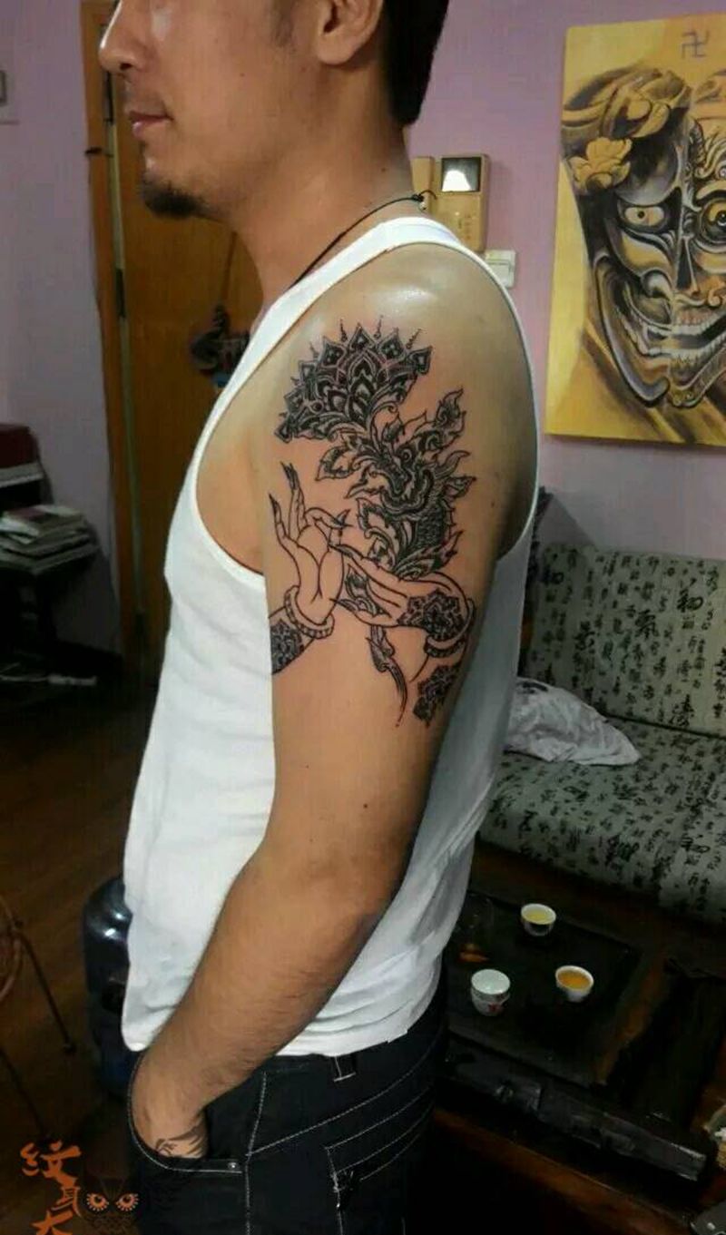 佛手莲花纹身图片_肩部传统清新几何宗教纹身图案