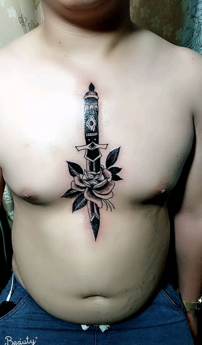 胸口匕首纹身图片_胸部新传统纹身图案