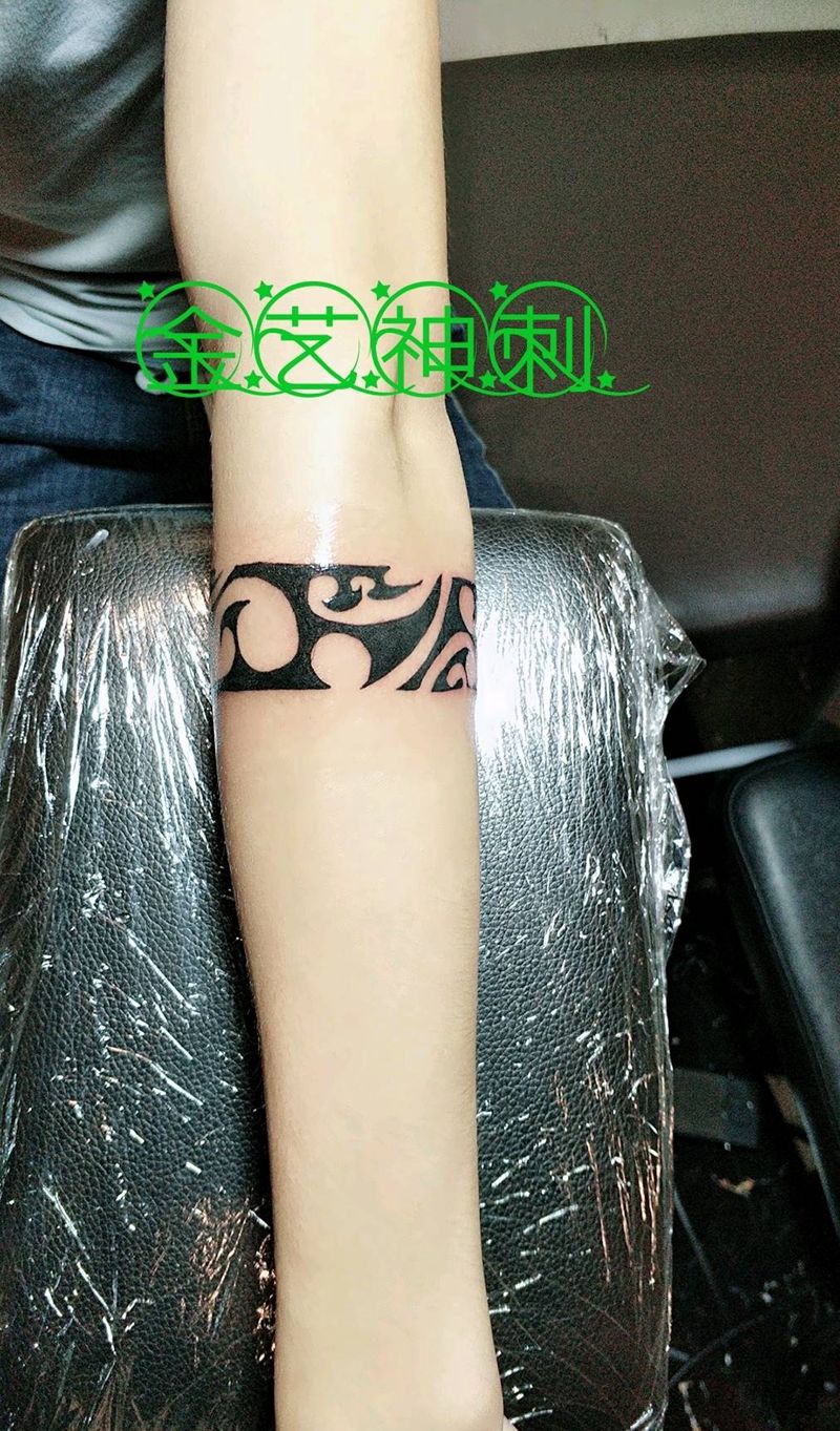 图腾手环纹身图片_手臂写实图腾成品纹身图案