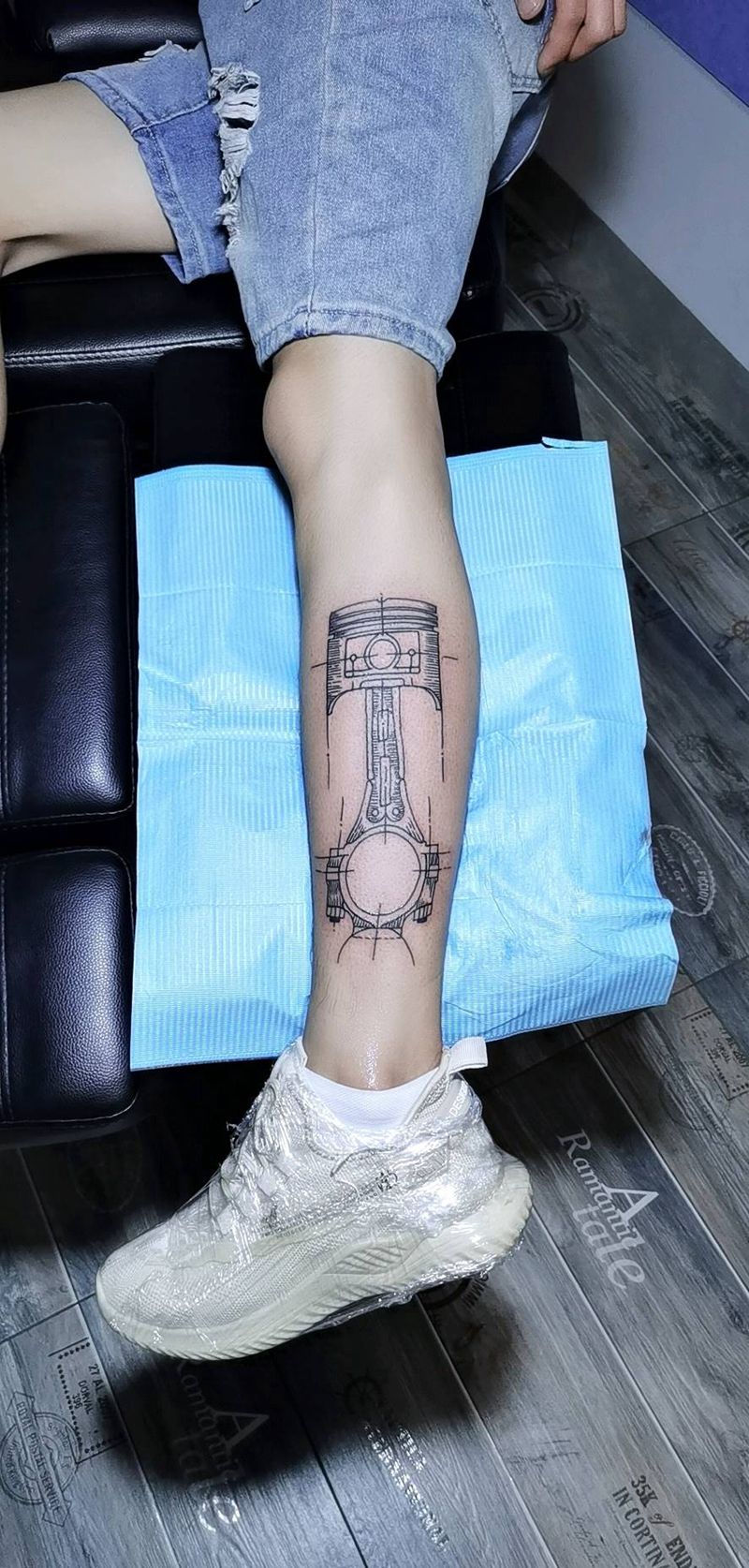 活塞纹身图片_腿部点刺纹身图案