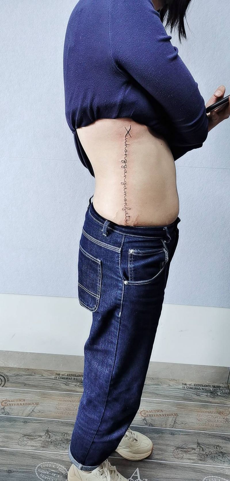 英文字母纹身图片_腰部点刺纹身图案