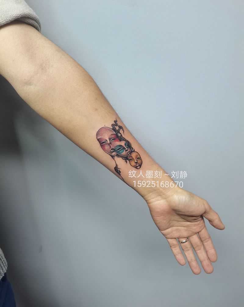 面具纹身图片_手臂手部新传统欧美写实微雕面具纹身图案