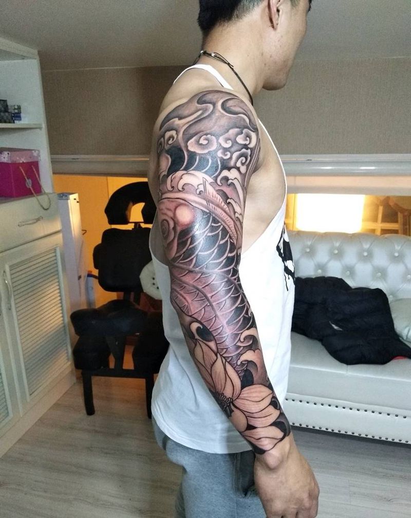 锦鲤花臂纹身图片_手臂手部传统动物昆明云南纹人墨刻成品纹身图案