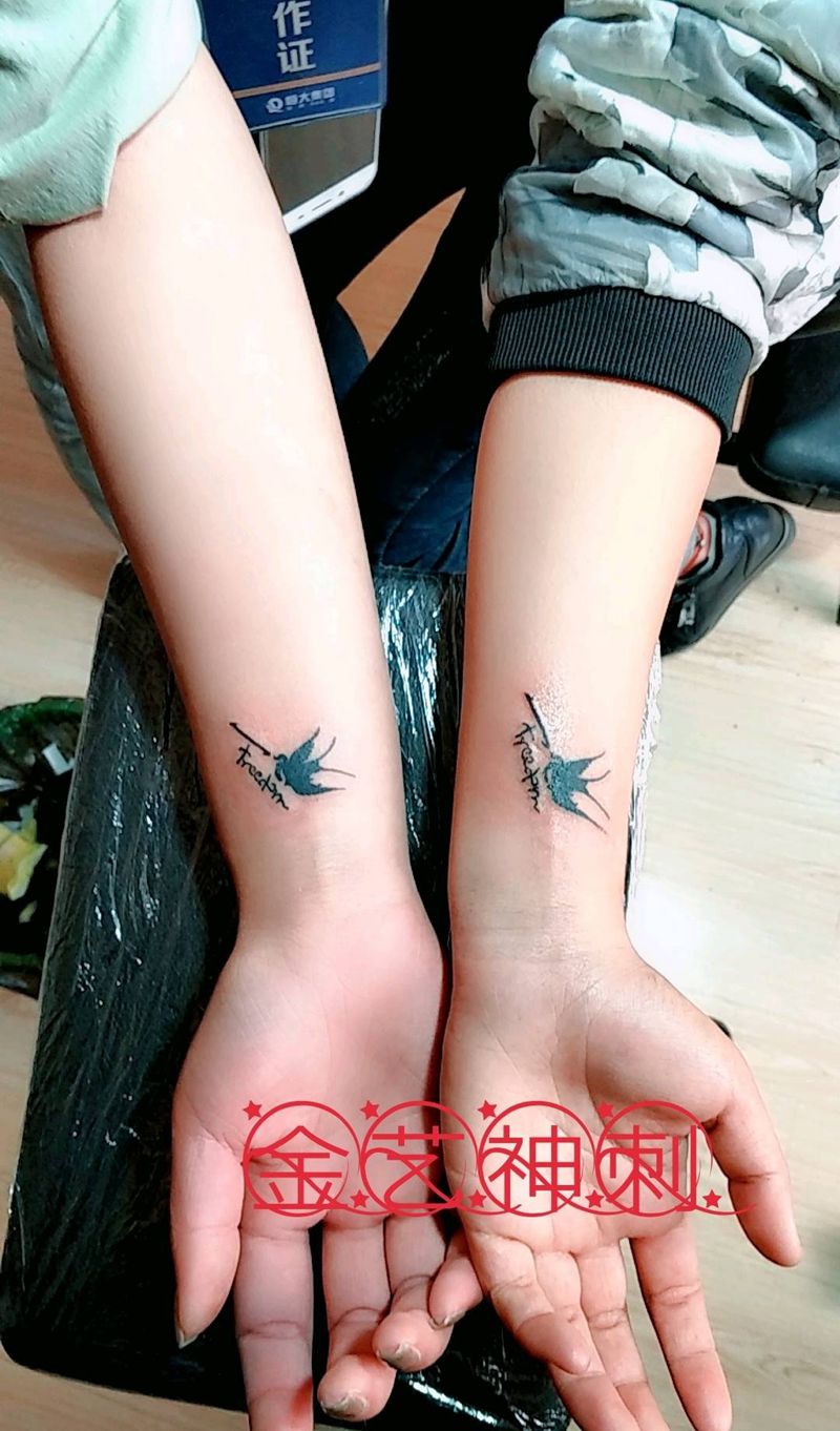 闺密 小燕子纹身图片_手臂清新字符动物成品纹身图案