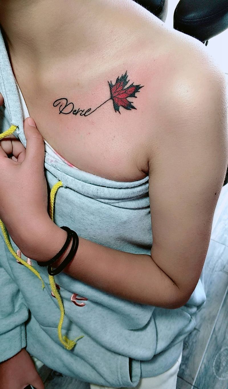 枫叶纹身图片_胸部纹身图案