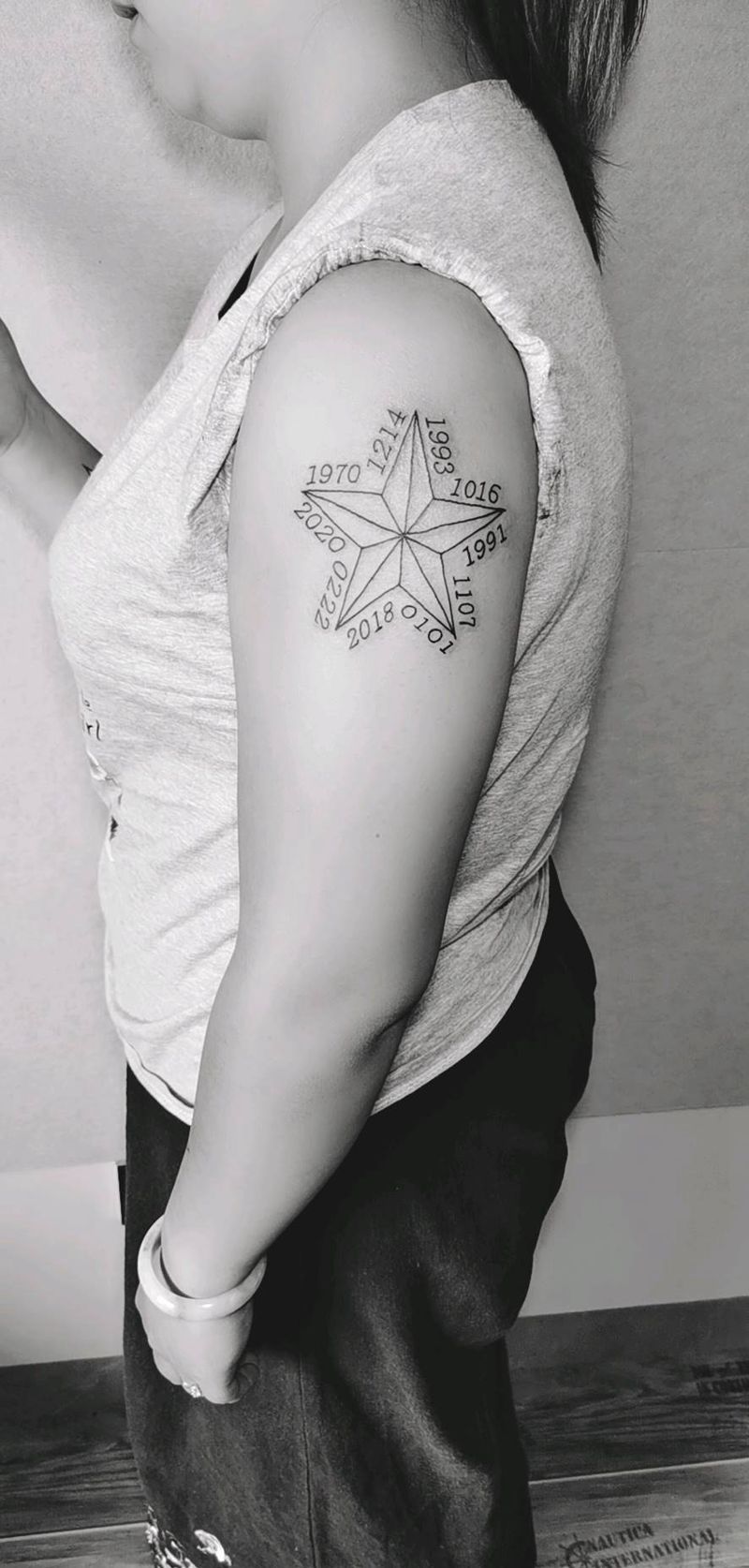 生日纹身图片_手部点刺纹身图案