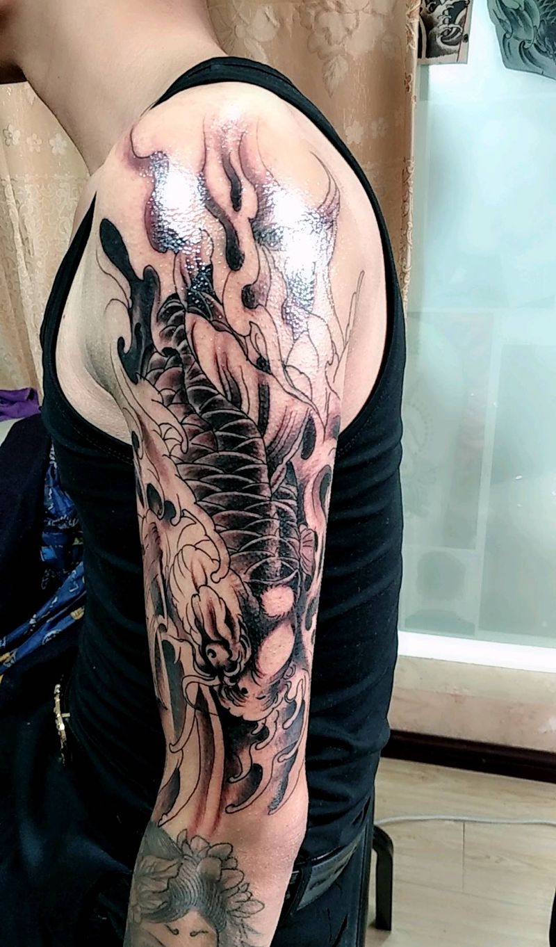 大臂 鲤鱼纹身图片_手臂动物成品纹身图案