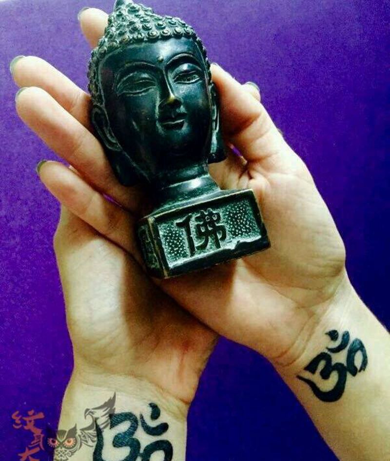 梵文 乌克兰美女的手纹身图片_手部传统字符宗教纹身图案