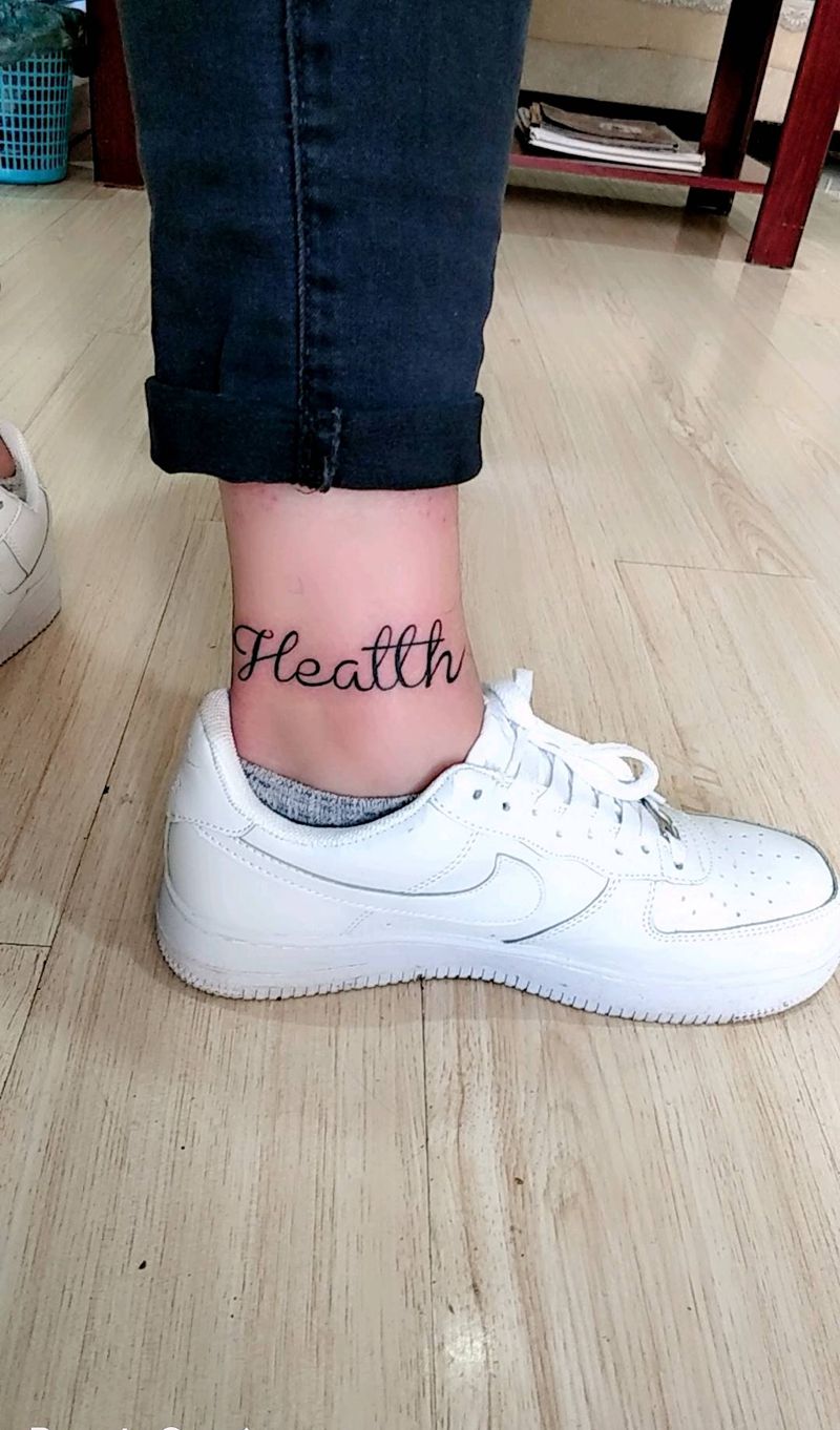 英文字母纹身图片_手部新传统花体字纹身图案