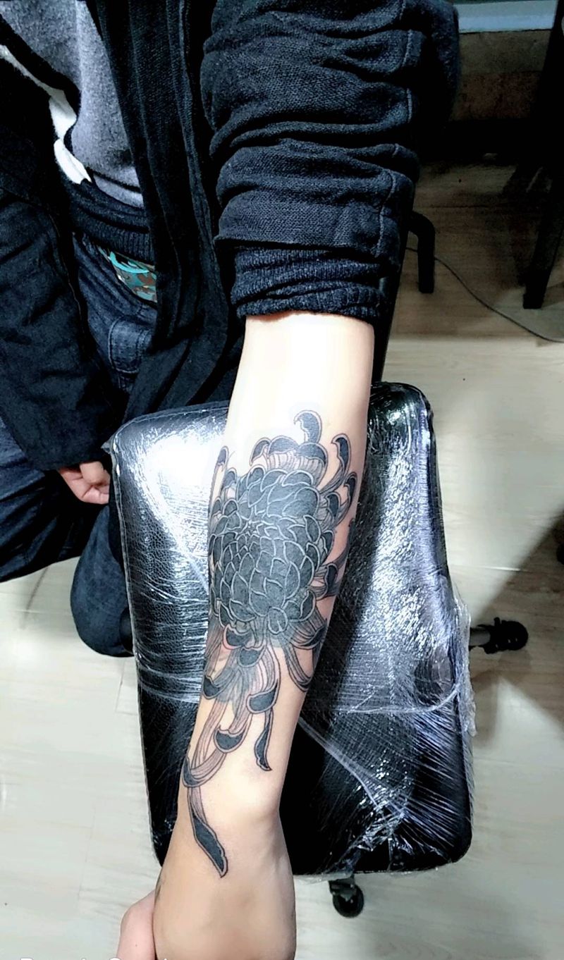 菊花 遮盖纹身图片_手臂老传统水墨纹身图案