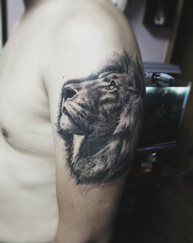 忧郁的狮子纹身图片_肩部欧美动物成品纹身图案