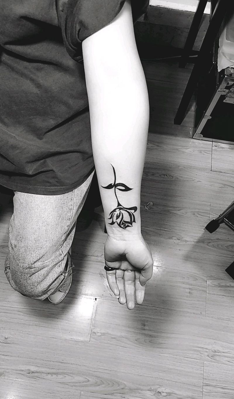 小图纹身图片_手臂点刺几何纹身图案