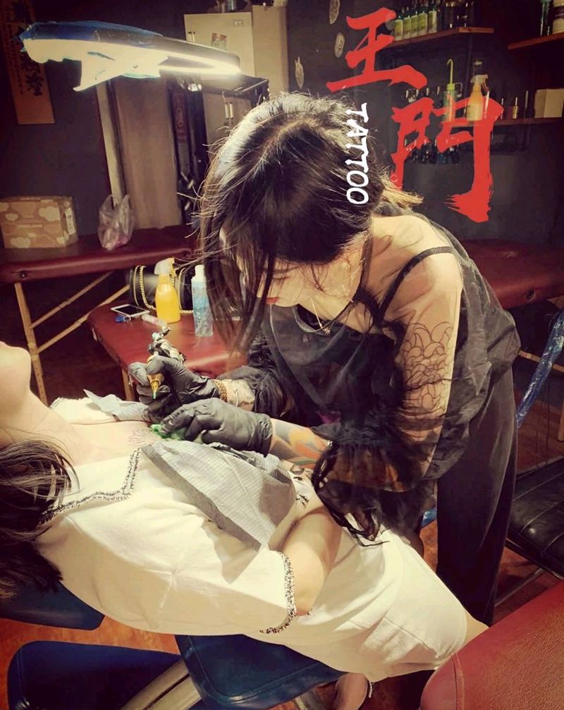 纹身师：谢琳纹身图片_胸部新传统纹身图案