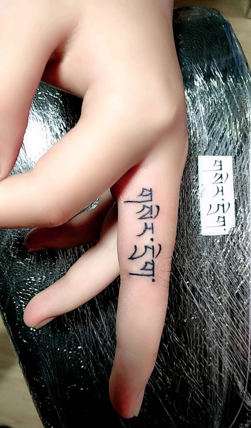 手指纹身图片_手部新传统图腾纹身图案