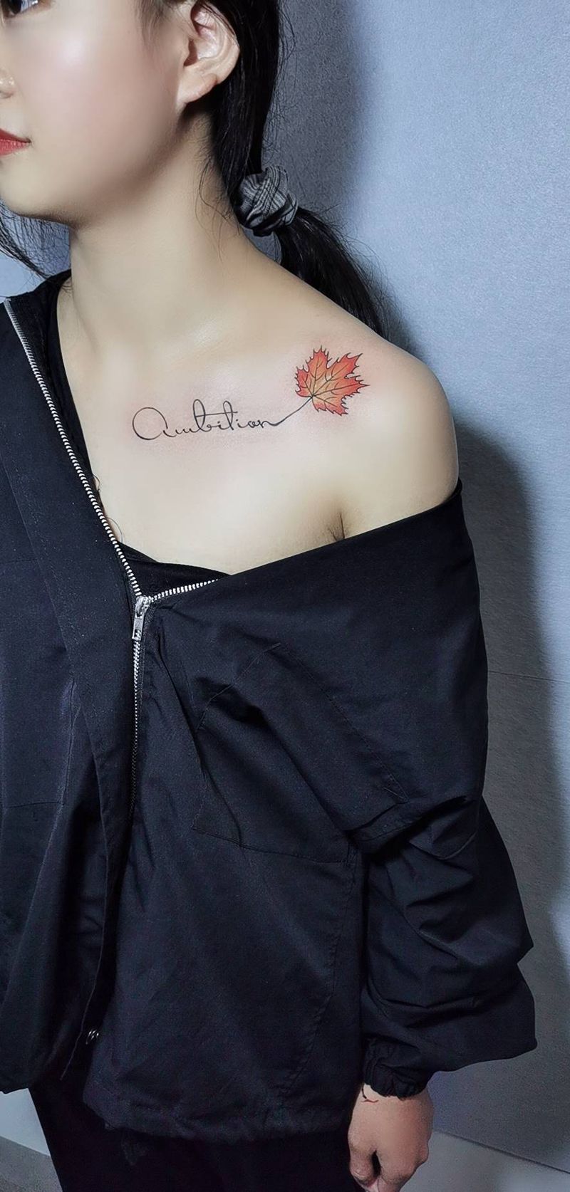 锁骨  字母枫叶纹身图片_胸部点刺纹身图案